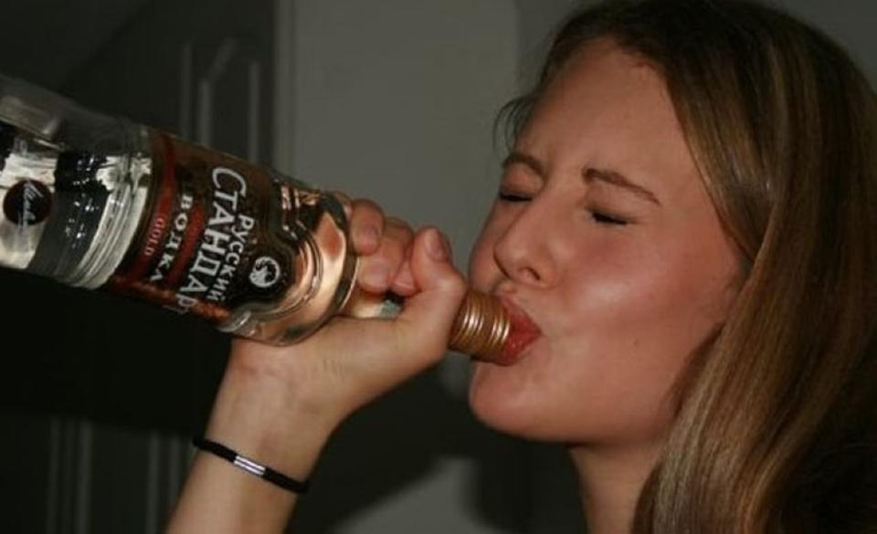 Шикарная блондинка раздевшись мастурбирует волосатую киску и трахает её горлышком бутылки из под шампанского
